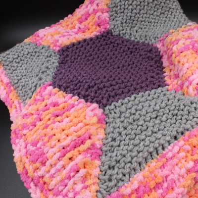 baby-blanket-hexagonal-peachy-greyheather-mistygrape-4